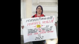 FOTO // O activistă rusă şi-a cusut gura în semn de protest faţă de războiul din Ucraina